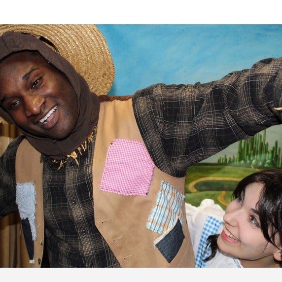 Dorothy looking up at the scarecrow in the Wizard of Oz